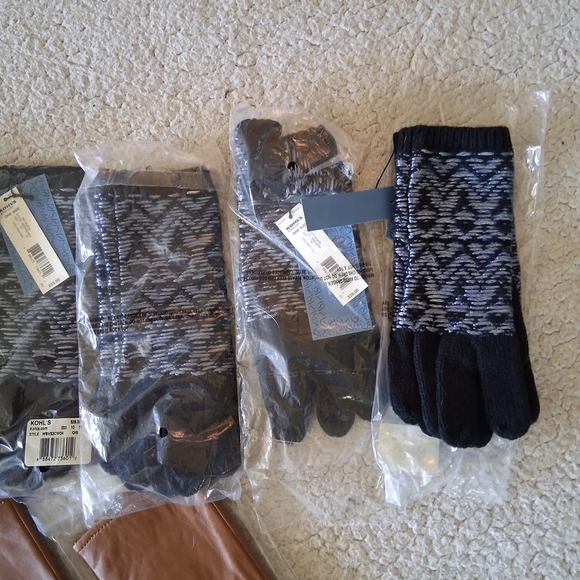 New Lot Of 11 Isotoner Women's Assorted Gloves - Black, Brown, Tan - Picture 4 of 6